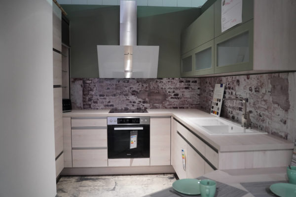 Nobilia U-Küche Holzdesign grifflos Wandschrank und Elektrogeräte