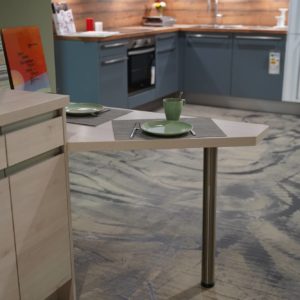 Nobilia U-Küche Riva Holzfarben grifflos Esstisch