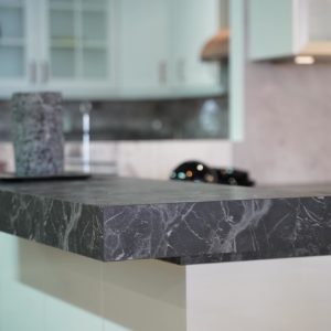 Nobilia U-Küche hochglanz weiß Kunststein Arbeitsplatte Marmor Muster mit Esstresen