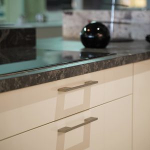 Nobilia U-Küche weiß dunkle Marmor Arbeitsplatte Nachbildung