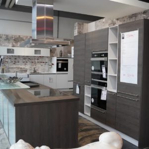 Nobilia braune Inselküche Oak Holzdesign Gladstone Milchglas Küchenfront