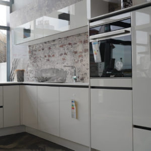 Nobilia design Inselküche weiß hochglanz Lack Griffmulden