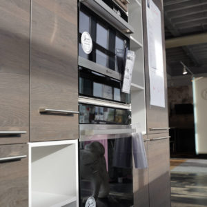 Nobilia moderne Inselküche mit Wandschrank und Elektrogeräten Bauknecht