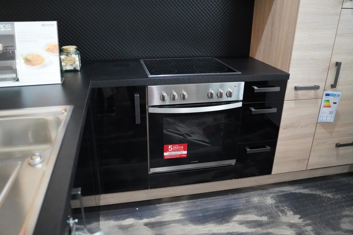 Nobilia moderne L-Küche mit schwarzen Fronten und Bauknecht Backofen