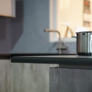 U-Küche Design graue Küche mit schwarzer Kunststein Arbeitsplatte