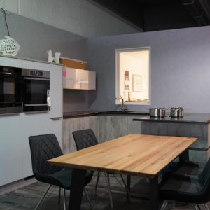 U-Küche Design in grau mit schwarzer Arbeitsplatte Grifflos weiße Lack Küchenfronten