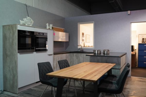 U-Küche Design in grau mit schwarzer Arbeitsplatte Grifflos weiße Lack Küchenfronten