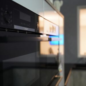 U-Küche mit Bora Kochfeld Elektrogeräte Wand Backofen und Dampfgarer
