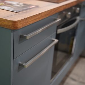 Burger Küche Cindy Holzarbeitsplatte Edelstahl Griffstangen Stormgrey