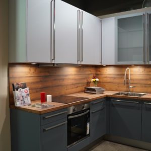Burger L-Küche modern stormgrey seidenmatt Ausstellungsküche
