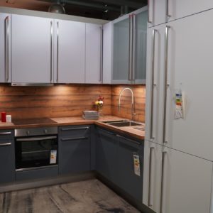 Burger L-Küche stormgrey holz Arbeitsplatte Griffe Glas Wandschrank