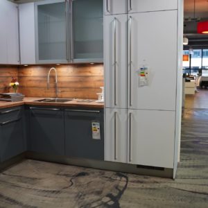 Burger moderne Küche stormgrey Holz Küchenrückwand weißer Schrank