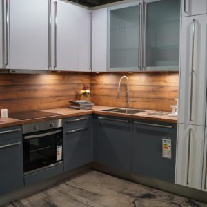 Burger moderne L-Küche Stormgrey weißer Wandschrank Griffstangen