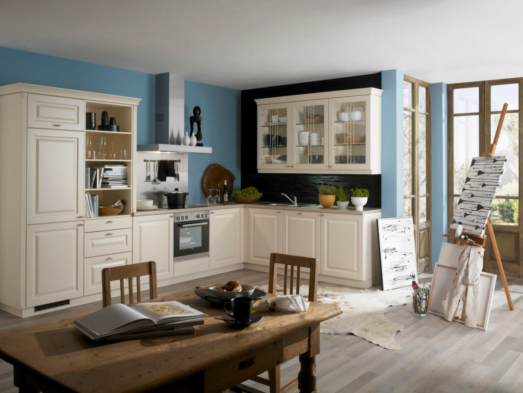 Bauformat Landhausküche L-Form Holz Fronten beige