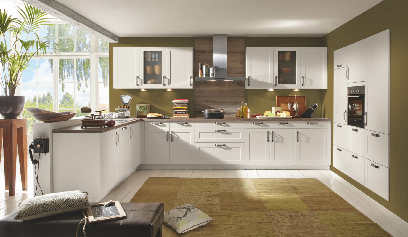 Bauformat U-Küche klassische Küchen weiß Holz Griffe