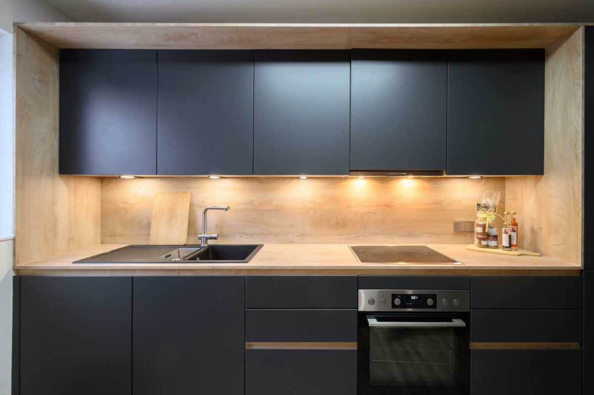 Design Küchenzeile zweizeilig grifflos matt echtholz Arbeitsplatte