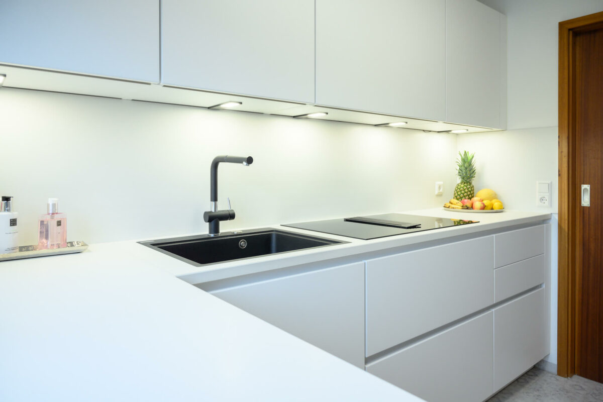 Designküche weiß grifflos Kochfeldabzug Keramik Küchenspüle