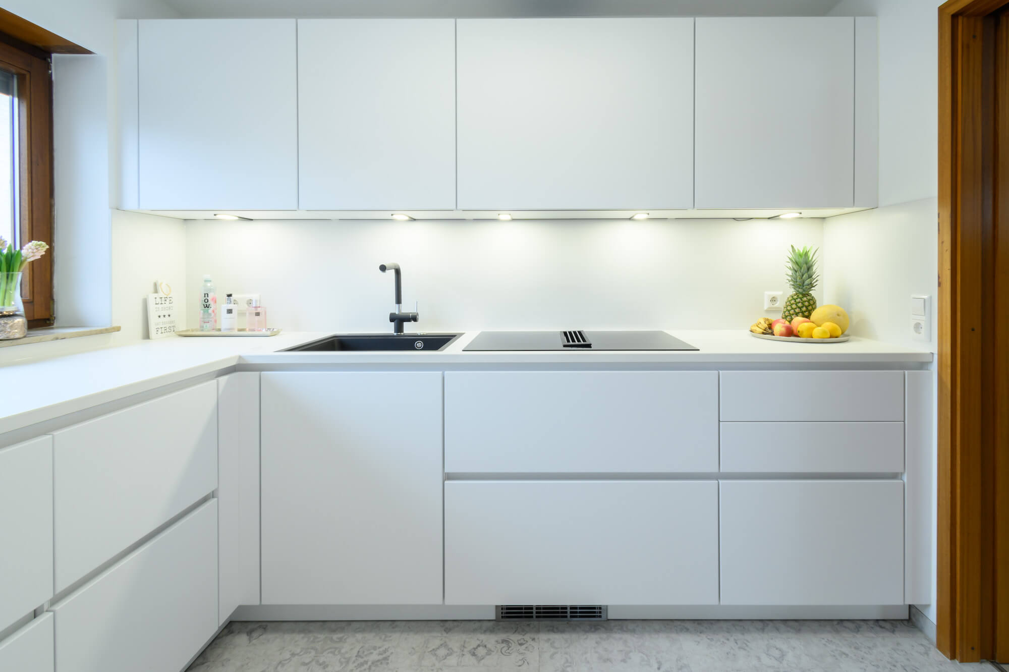 Designküche weiß matt Lack Küchenfronten grifflos Downdraft Kochfeldabzug