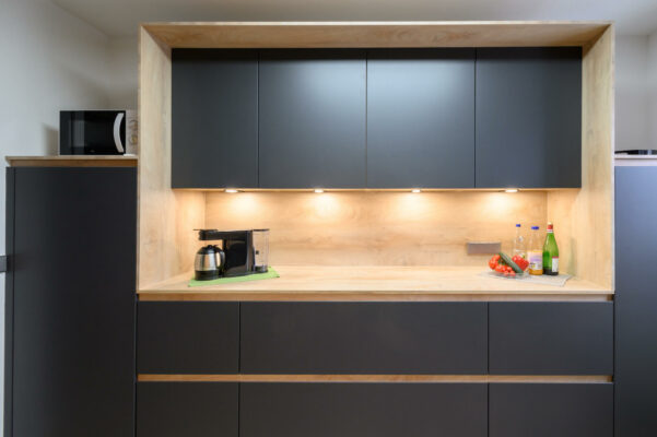 Küchenhalle Design Küchenzeile zweizeilig griffmulden matt Holz Arbeitsplatte