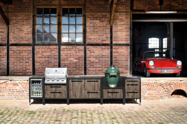 Burnout Küchenzeile Outdoor Küchen Dark Oak mit Big Green Egg Napoleon Grill und Kühlschrank