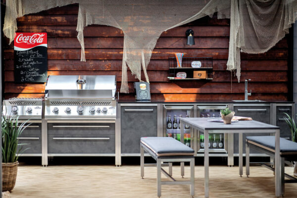 Burnout Küchenzeile Outdoorküche modern Kühlschränke Napoleon Grill und Spüle