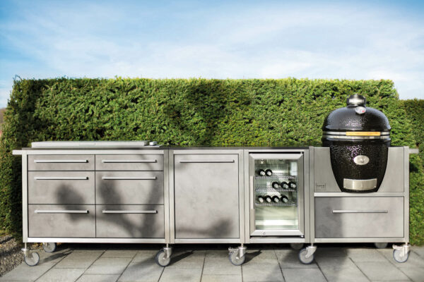 Burnout Outdoorküche Küchenzeile grau Big Green egg Grill Kühlschrank und Edelstahl Rahmen
