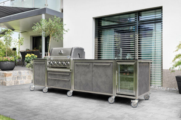 Burnout Outdoorküche Küchenzeile grau Napoleon Grill und Kühlschrank