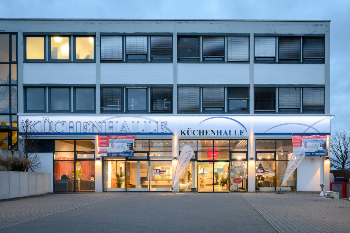 Kuechenhalle-Winnenden-Kuechenstudio-Aussenaufnahme-Eingang