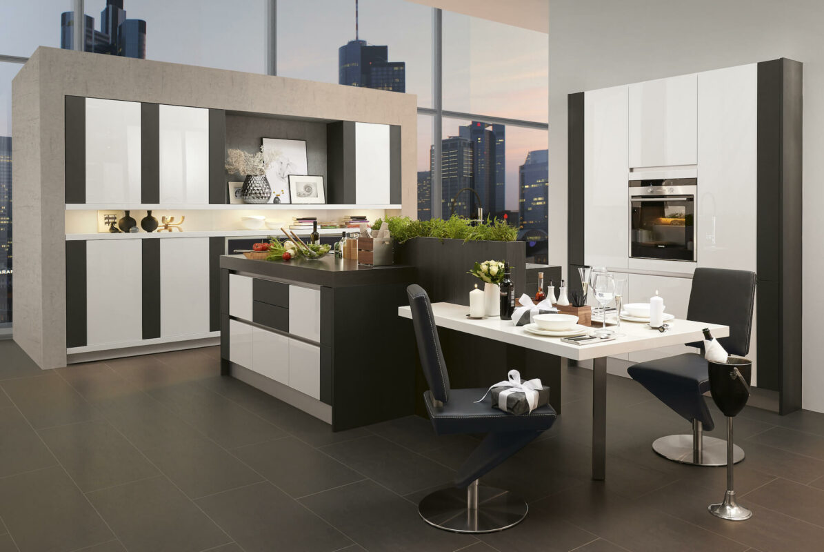 Störmer Design Inselküche grifflos matt hochglanz lack